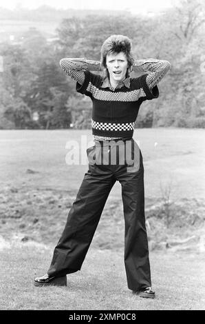 David Bowie 18 ou 19 mai 1973 prise à la fin de l'Scotland Tour .... Ils ont fait Aberdeen à Édimbourg en quatre jours juste avant Lewisham le 24 mai. Roger Bamber était dans le bus de tournée avec eux et a arrêté le bus pour prendre les photos afin qu'il ait fait des «choses différentes» à l'extérieur dans la lumière naturelle. Cumbernauld, près de Glasgow et ils ont juste tiré dans un lay-by près d'un joli village vert, Bowie a sauté et posé, ils ont juste fait quelques photos, pris une tasse de thé et pressé dessus. Collection Premium : DES FRAIS MINIMAUX S'APPLIQUENT, veuillez vérifier avec requests@topfoto.co.uk Banque D'Images