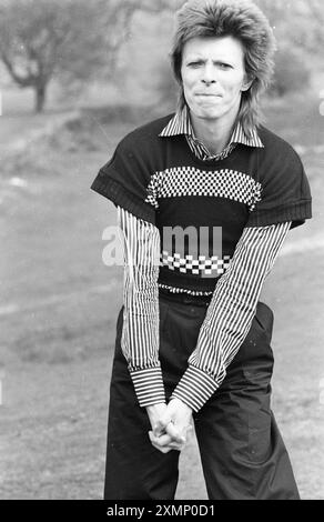 David Bowie 18 ou 19 mai 1973 prise à la fin de la tournée écossaise .... Ils ont fait Aberdeen à Édimbourg en quatre jours juste avant Lewisham le 24 mai. Roger Bamber était dans le bus de tournée avec eux et a arrêté le bus pour prendre les photos afin qu'il ait fait des «choses différentes» à l'extérieur dans la lumière naturelle. Cumbernauld, près de Glasgow et ils ont juste tiré dans un lay-by près d'un joli village vert, Bowie a sauté et posé, ils ont juste fait quelques photos, pris une tasse de thé et pressé dessus. Collection Premium : DES FRAIS MINIMAUX S'APPLIQUENT, veuillez vérifier avec requests@topfoto.co.uk Banque D'Images