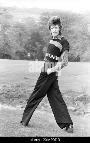 David Bowie 18 ou 19 mai 1973 prise à la fin de l'Scotland Tour .... Ils ont fait Aberdeen à Édimbourg en quatre jours juste avant Lewisham le 24 mai. Roger Bamber était dans le bus de tournée avec eux et a arrêté le bus pour prendre les photos afin qu'il ait fait des «choses différentes» à l'extérieur dans la lumière naturelle. Cumbernauld, près de Glasgow et ils ont juste tiré dans un lay-by près d'un joli village vert, Bowie a sauté et posé, ils ont juste fait quelques photos, pris une tasse de thé et pressé dessus. Collection Premium : DES FRAIS MINIMAUX S'APPLIQUENT, veuillez vérifier avec requests@topfoto.co.uk Banque D'Images