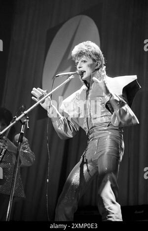 David Bowie 22 mai 1973 David Bowie 22 mai 1973 en concert, sur scène à Lewisham, Londres, lors de sa tournée Ziggy Stardust. Collection Premium : DES FRAIS MINIMAUX S'APPLIQUENT, veuillez vérifier avec requests@topfoto.co.uk Banque D'Images