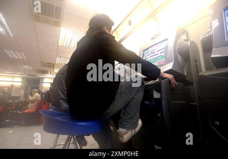 Photo de Roger Bamber : 4 mars 2005 : bookmakers William Hill Betting Shops. Un parieur jouant une machine de roulette dans un magasin de William Hill Betting à Brighton, East Sussex. Banque D'Images