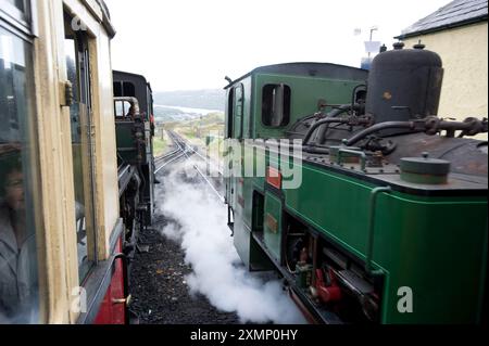 Photo de Roger Bamber : 25 septembre 2011 : 2ft 7 inch. Locomotive à vapeur à voie étroite numéro 2 'Enid' passe une autre machine à vapeur numéro 6 'Padarn à la station de mi-chemin sur son voyage vers le sommet de la 3560 pieds. (1085 mètres) de haut Mont Snowdon, Snowdonia, Nord du pays de Galles, Royaume-Uni. Le Rack and Pinion Snowdon Mountain Railway grimpe sur une pente raide de 1 sur 5 jusqu'au sommet de la montagne depuis Llanberis, Gwynedd. Banque D'Images