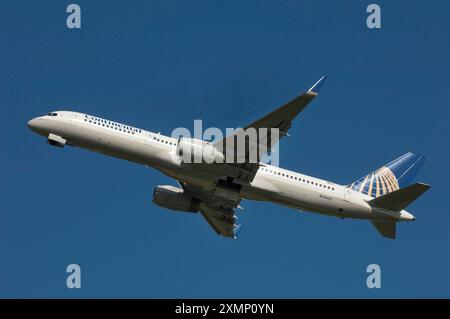 Photo de RogerBamber : 04 octobre 2008 : les roues se rétractent dans le fuselage de l'avion lorsqu'un Boeing 757 Jet Airplane de 'Continental Airlines' décolle de l'aéroport de Gatwick, West Sussex, en route vers les Etats-Unis. Banque D'Images