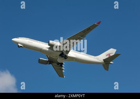 Photo de RogerBamber : 04 octobre 2008 : les roues se rétractent dans le fuselage de l'avion lorsqu'un Airbus 330 - 200 Jet Airbus 'Qatar Airways' décolle de l'aéroport de Gatwick, West Sussex, en route vers l'extrême-Orient. Banque D'Images