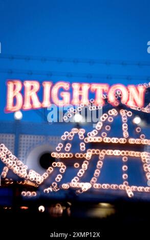 Photo de Roger Bamber : 3 février 2003 : les lumières de l'ancien Palace Pier de Brighton s'estompent sous la pluie. Banque D'Images