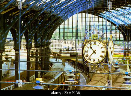 Photo de Roger Bamber : 11 septembre 2000 : tracé de la voie ferrée sur le toit récemment restauré de la gare de Brighton. La photo montre l'horloge restaurée de Londres, Brighton South Coast Railway sous la canopée de la gare. Banque D'Images