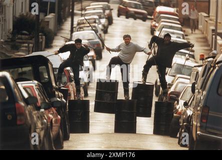 Luke Cresswell fondateur du groupe de percussions Stomp répète avec d'autres membres du groupe dans une rue étroite et vallonnée de leur ville natale de Brighton Banque D'Images