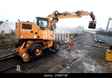 Photo de Roger Bamber : 22 janvier 2003 : une rénovation de 3 millions de livres sterling du pont Royal Albert au-dessus de Tamar restaurera la base de bois d'origine d'Isambard Kingdom Brunel, utilisée à l'origine de la construction en 1859 jusqu'aux années 1920 Les ingénieurs ont constaté que les traverses modernes et les plates-formes de voie de ballast causent plus de fatigue du métal à la structure. Le pont relie Devon et Cornwall. Les photos montrent une grue routière/ferroviaire préparant les fournitures pour le pont Banque D'Images