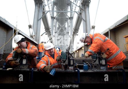 Photo de Roger Bamber : 22 janvier 2003 : une rénovation de 3 millions de livres sterling du pont Royal Albert au-dessus de Tamar restaurera la base de bois d'origine d'Isambard Kingdom Brunel, utilisée à l'origine de la construction en 1859 jusqu'aux années 1920 Les ingénieurs ont constaté que les traverses modernes et les plates-formes de voie de ballast causent plus de fatigue du métal à la structure. Le pont relie Devon et Cornwall. Les photos montrent des plateaux de forage de poutres prêtes pour la nouvelle voie. Banque D'Images