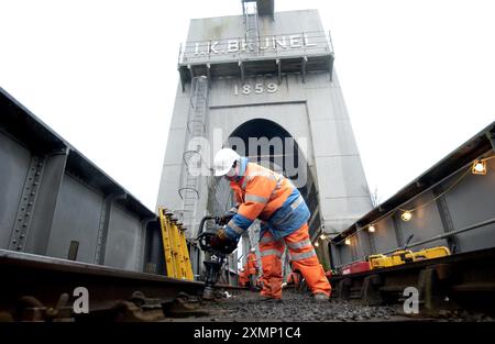 Photo de Roger Bamber : 22 janvier 2003 : une rénovation de 3 millions de livres sterling du pont Royal Albert au-dessus de Tamar restaurera la base de bois d'origine d'Isambard Kingdom Brunel, utilisée à l'origine de la construction en 1859 jusqu'aux années 1920 Les ingénieurs ont constaté que les traverses modernes et les plates-formes de voie de ballast causent plus de fatigue du métal à la structure. Le pont relie Devon et Cornwall. Les photos montrent une plaque vérifiant les boulons de chenille à l'extrémité Cornwall du pont Banque D'Images