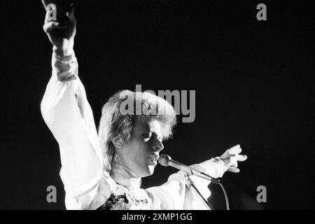 David Bowie 22 mai 1973 David Bowie 22 mai 1973 en concert, sur scène à Lewisham, Londres, lors de sa tournée Ziggy Stardust. Collection Premium : DES FRAIS MINIMAUX S'APPLIQUENT, veuillez vérifier avec requests@topfoto.co.uk Banque D'Images