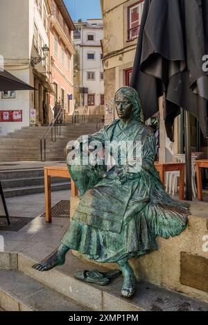 Sculpture 'Tricana' représente les pauvres femmes de Coimbra, qui sont allées à la rivière pour laver les vêtements et apporter de l'eau à leurs maisons avec la cruche, Portugal. Banque D'Images