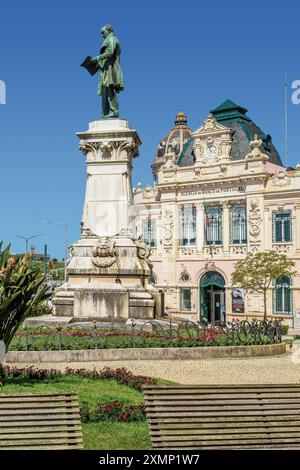 Jardin avec le monument du sculpteur Costa Mota au célèbre politicien libéral du XIXe siècle Joaquim Antonio de Aguiar, originaire de Coimbra. Banque D'Images