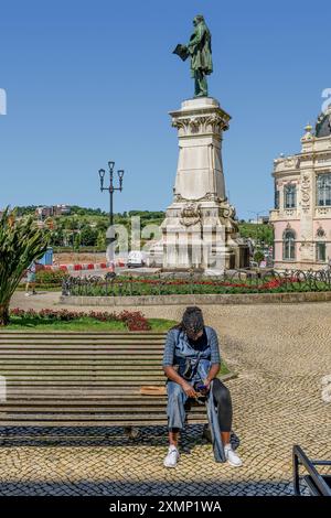 Jardin avec le monument du sculpteur Costa Mota au célèbre politicien libéral du XIXe siècle Joaquim Antonio de Aguiar, originaire de Coimbra. Banque D'Images