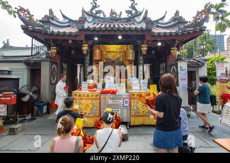 Les Chinois s'agenouillent pour chercher la paix ou la bénédiction à Yu Huang Gong - Temple de l'empereur céleste de Jade. Singapour. Banque D'Images