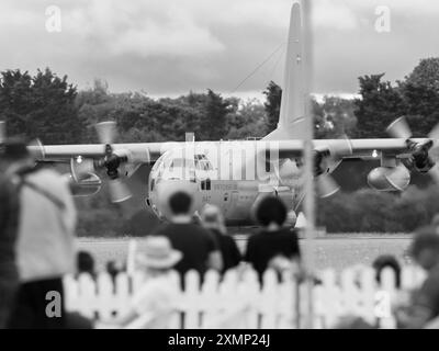 Un C-130H Hercules de l'armée de l'air suédoise se prépare à décoller au Royal International Air Tattoo, RAF Fairford Banque D'Images