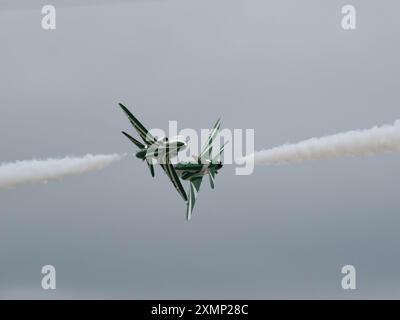 Deux avions de l'équipe d'affichage des Saudi Hawks effectuent une manœuvre de franchissement avec de la fumée au Royal International Air Tattoo 2024 à la RAF Fairford, Banque D'Images