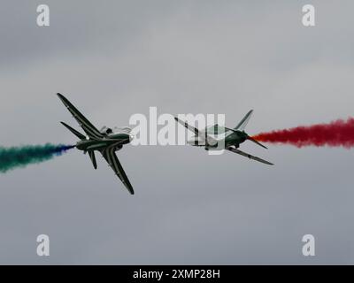 Deux avions de l'équipe d'affichage des Saudi Hawks effectuent une manœuvre de franchissement avec de la fumée au Royal International Air Tattoo 2024 à la RAF Fairford, Banque D'Images