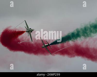 Deux avions de l'équipe d'affichage des Saudi Hawks effectuent une manœuvre de franchissement avec de la fumée au Royal International Air Tattoo 2024 à la RAF Fairford, Banque D'Images