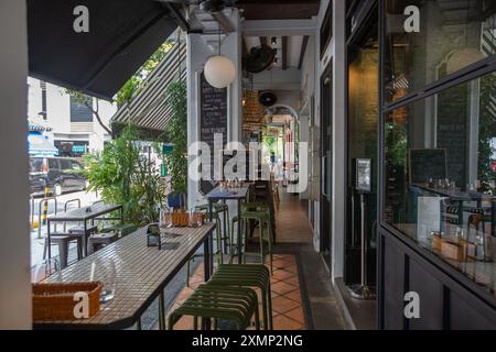 Café restaurant dans les locaux shophouses rez-de-chaussée le long de Telok Ayer Street, Chinatown, Singapour. Banque D'Images