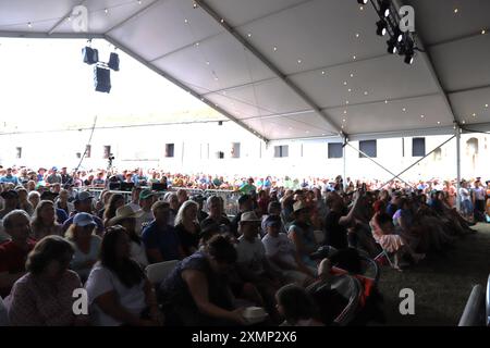 Newport, RI 28 juillet 2024. Les fans du Newport Folk Festival regardent le Taj Mahal se produire sur la scène Harbor au parc Fort Adams. @ Veronica Bruno / Alamy Banque D'Images