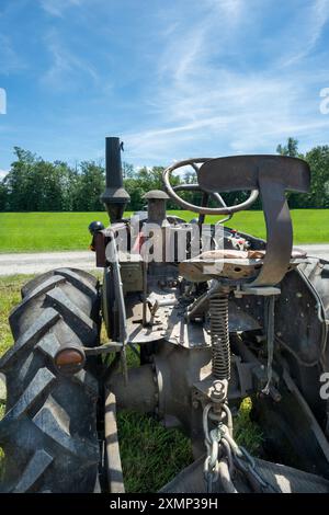 Tracteur historique Lanz Bulldog. Vue du siège conducteur et des garnitures. Le Lanz Bulldog était un tracteur fabriqué par Heinrich Lanz AG à Mannheim, Ba Banque D'Images