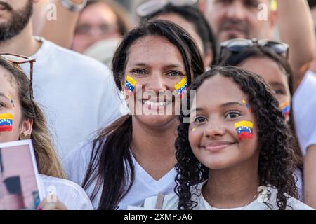 Madrid, Espagne. 28 juillet 2024. Des femmes avec leurs visages peints aux couleurs du drapeau vénézuélien lors d'un rallye. Les Vénézuéliens vivant en Espagne se sont réunis sous le slogan "élevons notre voix pour le changement au Venezuela", à l'occasion des élections présidentielles vénézuéliennes et en soutien à Edmundo Gonzalez et Maria Corina Machado. (Photo de David Canales/SOPA images/SIPA USA) crédit : SIPA USA/Alamy Live News Banque D'Images