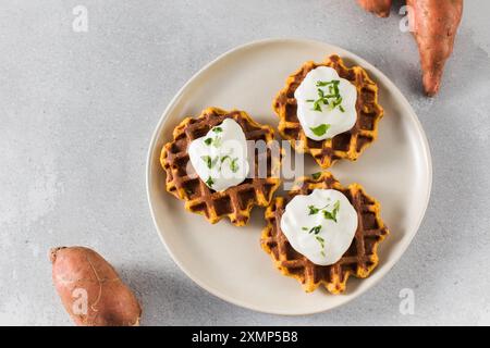 Gaufres végétariennes aux patates douces avec yaourt naturel. Petit déjeuner sain. Banque D'Images