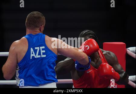 Paris, France. 29 juillet 2024. Nelvie Raman Tiafack (Allemagne) et Mahammad Abdullayev (Azerbaïdjan) concourent dans la catégorie boxe masculine +92kg/ à Paris North Arena, Paris, France. Crédit : Ulrik Pedersen/Alamy Banque D'Images