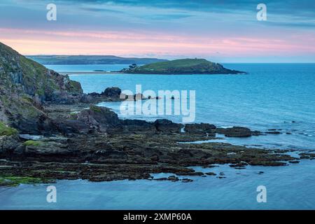 Vue vers Burgh Island depuis Westcombe Beach au lever du soleil, Devon, Angleterre Banque D'Images