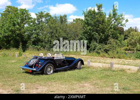 Une voiture de sport noire Morgan 4/4 à toit ouvert garée à la campagne à Runnymede Surrey Angleterre Banque D'Images
