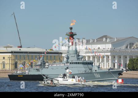 Pétersbourg, Russie. 28 juillet 2024. Le président russe Vladimir Poutine, accompagné de hauts responsables militaires, inspecte des navires de guerre et des soldats dans un hors-bord lors de la cérémonie de parade navale lors de la Journée annuelle de la Marine russe à Pétersbourg, Russie, le 28 juillet 2024. La cérémonie du défilé naval marquant la Journée navale annuelle de la Russie a eu lieu ici dimanche. Crédit : Irina Motina/Xinhua/Alamy Live News Banque D'Images