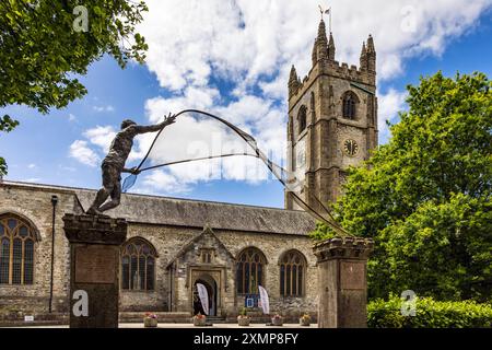 Sculpture de St Andrew le pêcheur par Rodney Munday devant l'église Minster de St Andrew à Plymouth, Devon. Banque D'Images