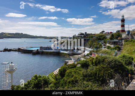 Vue côtière jusqu'à Plymouth Sound depuis Plymouth Hoe dans le Devon, Angleterre, Royaume-Uni Banque D'Images