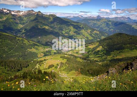 La vallée d'Areches, Beaufort, Beaufortain, Savoie, France, entouré de pâturages de montagne et de montagnes, et vu d'un sentier de randonnée Banque D'Images