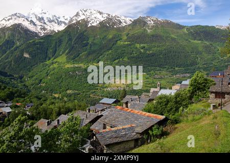 Le hameau bien conservé le miroir et ses maisons traditionnelles, Sainte Foy Tarentaise, Alpes du Nord, Savoie, France Banque D'Images