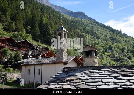 Le hameau bien conservé le miroir et ses maisons traditionnelles et sa chapelle, Sainte Foy Tarentaise, Alpes du Nord, Savoie, France Banque D'Images