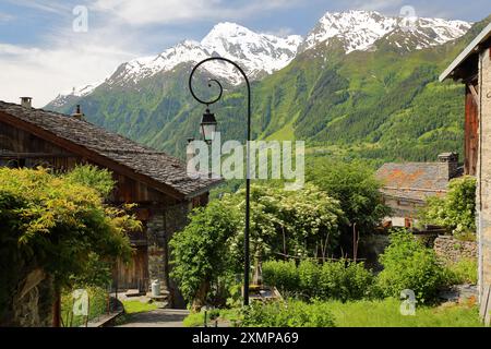 Le hameau bien conservé le miroir et ses maisons traditionnelles, Sainte Foy Tarentaise, Alpes du Nord, Savoie, France Banque D'Images