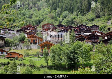 Vue générale sur le hameau bien conservé le miroir et ses maisons traditionnelles et sa chapelle, Sainte Foy Tarentaise, Alpes du Nord, Savoie, France Banque D'Images