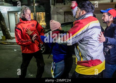 Buenos Aires, Argentine. 29 juillet 2024. Un homme (l) crie en faveur du socialisme et est réprimandé par les Vénézuéliens qui se trouvaient à proximité de l'ambassade. Les résidents vénézuéliens en Argentine votent à leur ambassade à Buenos Aires, le seul endroit autorisé pour l'événement. Sur les 220 000 personnes vivant en Argentine, 150 000 auraient pu voter, mais seulement 2 638 pourraient le faire en raison des nombreux obstacles imposés aux migrants vénézuéliens par le gouvernement du dictateur Nicolás Maduro. Crédit : SOPA images Limited/Alamy Live News Banque D'Images