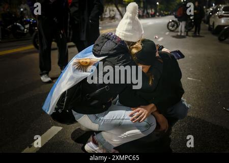 Buenos Aires, Argentine. 29 juillet 2024. Une jeune femme réconforte une autre après avoir entendu les résultats des élections. Les résidents vénézuéliens en Argentine votent à leur ambassade à Buenos Aires, le seul endroit autorisé pour l'événement. Sur les 220 000 personnes vivant en Argentine, 150 000 auraient pu voter, mais seulement 2 638 pourraient le faire en raison des nombreux obstacles imposés aux migrants vénézuéliens par le gouvernement du dictateur Nicolás Maduro. Crédit : SOPA images Limited/Alamy Live News Banque D'Images