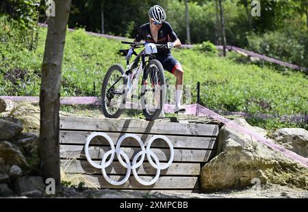 Elancourt, France. 29 juillet 2024. Le Britannique Thomas Pidcock photographié avec un pneu crevé lors de la course de vélo de montagne masculin aux Jeux Olympiques de Paris 2024, à l'escalade colline d'Elancourt près de Paris, France, le lundi 29 juillet 2024. Les Jeux de la XXXIIIe Olympiade se déroulent à Paris du 26 juillet au 11 août. La délégation belge compte 165 athlètes en compétition dans 21 sports. BELGA PHOTO DIRK WAEM crédit : Belga News Agency/Alamy Live News Banque D'Images