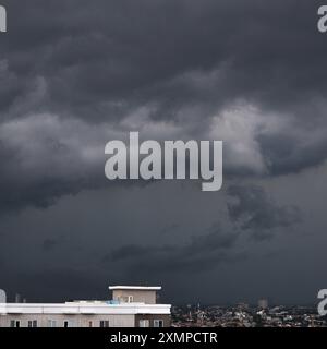 Un nuage vraiment sombre au-dessus de Jakarta avant qu'une tempête ne frappe Banque D'Images