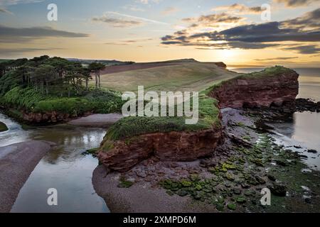 Lever de soleil à l'estuaire de la Otter, qui fait partie du site UNESCO de la côte jurassique, à Budleigh Salterton, Devon - drone photo aérienne Banque D'Images