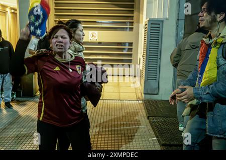 Buenos Aires, Argentine. 29 juillet 2024. Une femme crie des slogans contre le gouvernement vénézuélien à côté de l'ambassade vénézuélienne. Les résidents vénézuéliens en Argentine votent à leur ambassade à Buenos Aires, le seul endroit autorisé pour l'événement. Sur les 220 000 personnes vivant en Argentine, 150 000 auraient pu voter, mais seulement 2 638 pourraient le faire en raison des nombreux obstacles imposés aux migrants vénézuéliens par le gouvernement du dictateur Nicolás Maduro. (Photo de Rosana Alvarez Mullner/SOPA images/SIPA USA) crédit : SIPA USA/Alamy Live News Banque D'Images