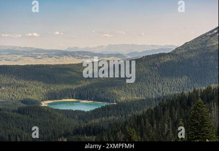 Vue sur le magnifique lac Noir (Crno jezero) dans le parc national Durmitor, Zabljak, Monténégro avec de l'eau turquoise et des arbres. Paysage naturel pittoresque Banque D'Images