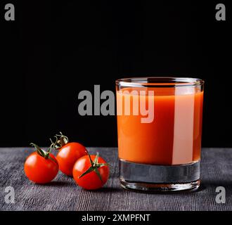 Verre de jus de tomate sur une table Banque D'Images