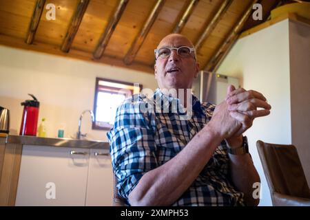 Marc van Rijsselberghe, fondateur de la Salt Farm Foundation, dans sa ferme saline sur l’île de Texel aux pays-Bas le 23 juin 2020. La mer montante Banque D'Images