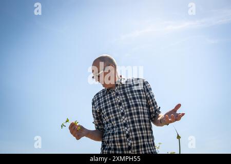 Marc van Rijsselberghe, fondateur de la Salt Farm Foundation, dans sa ferme saline sur l’île de Texel aux pays-Bas le 23 juin 2020. La mer montante Banque D'Images