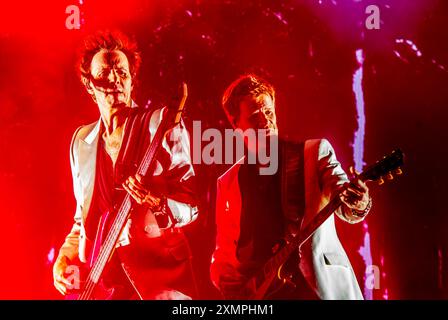 Henham Park, Suffolk, Royaume-Uni. 28 juillet 2024. Le bassiste John Taylor et le guitariste Dom Brown et leur groupe pop rock anglais Duran Duran en tête d'affiche sur la scène Obelisk au Latitude Festival. Crédit : ernesto rogata/Alamy Live News Banque D'Images